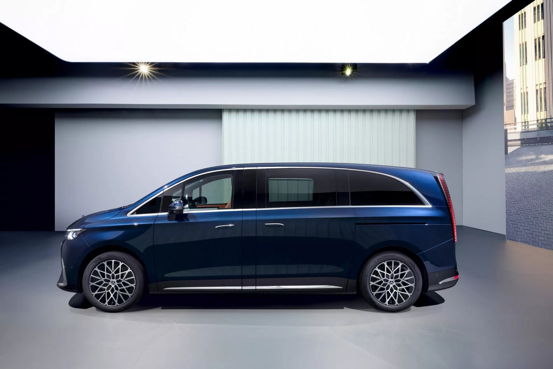 Cận cảnh Mercedes-Benz VLE, Minivan điện tầm hoạt động 700 km