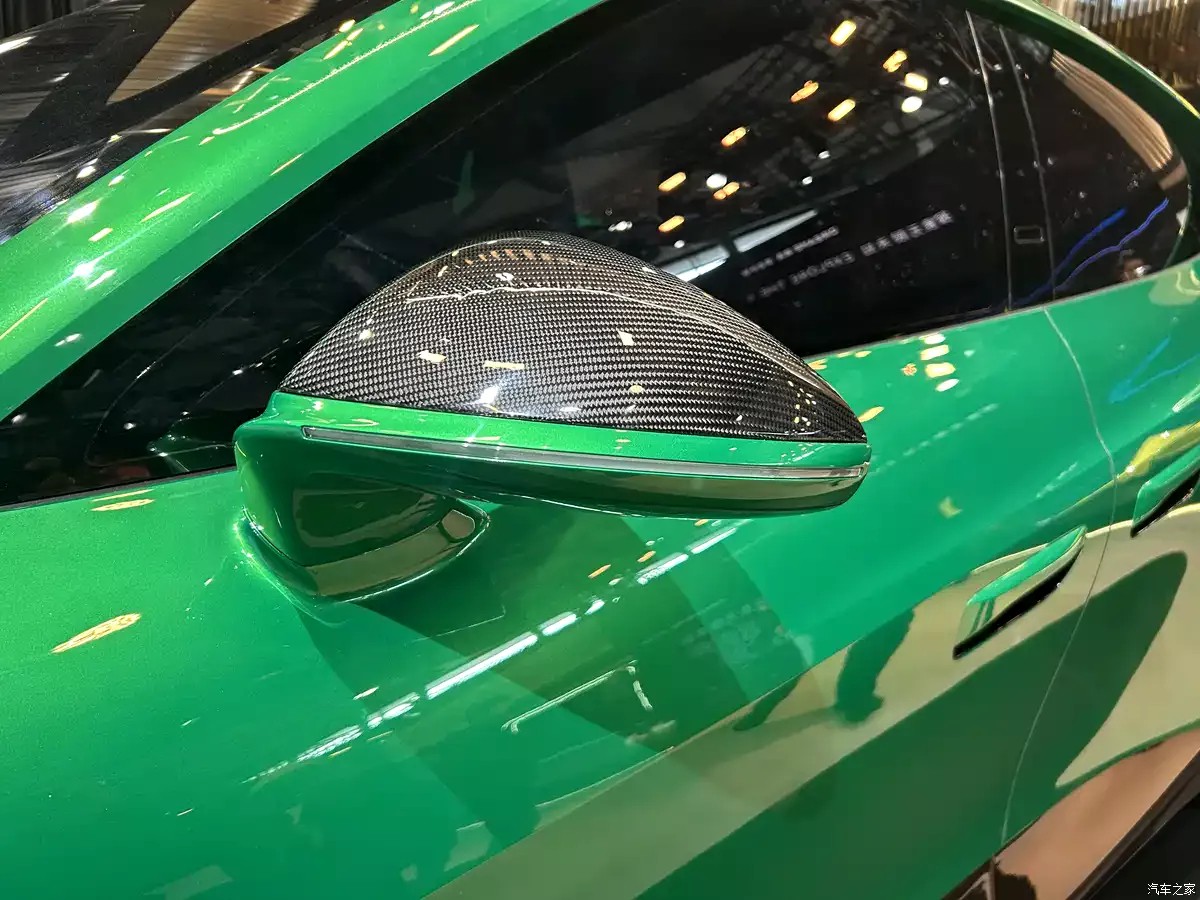 Phần gương ngoài của Dreame Nebula Next 01X