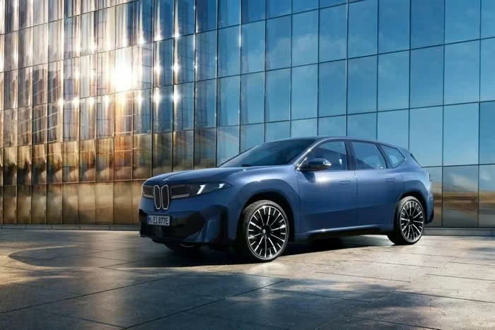 SUV điện của BMW như thế nào mà gây sốt?