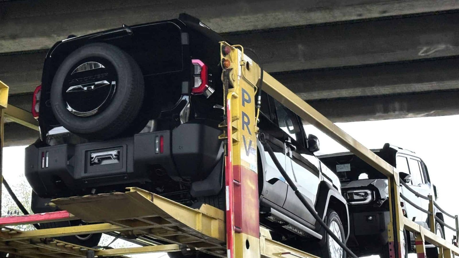 Toyota Land Cruiser FJ lộ diện trên đường phố Thái Lan