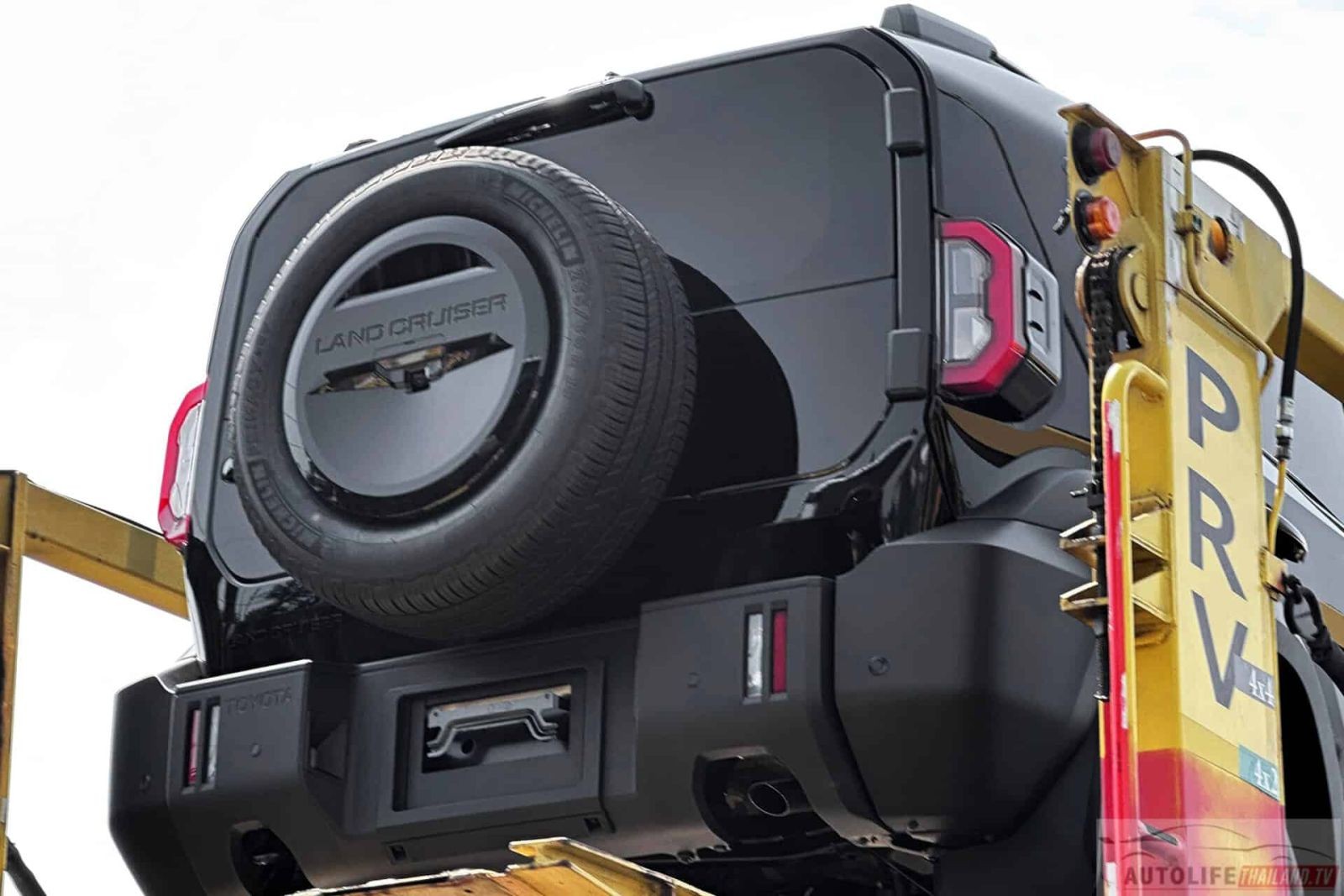 Toyota Land Cruiser FJ lộ diện trên đường phố Thái Lan