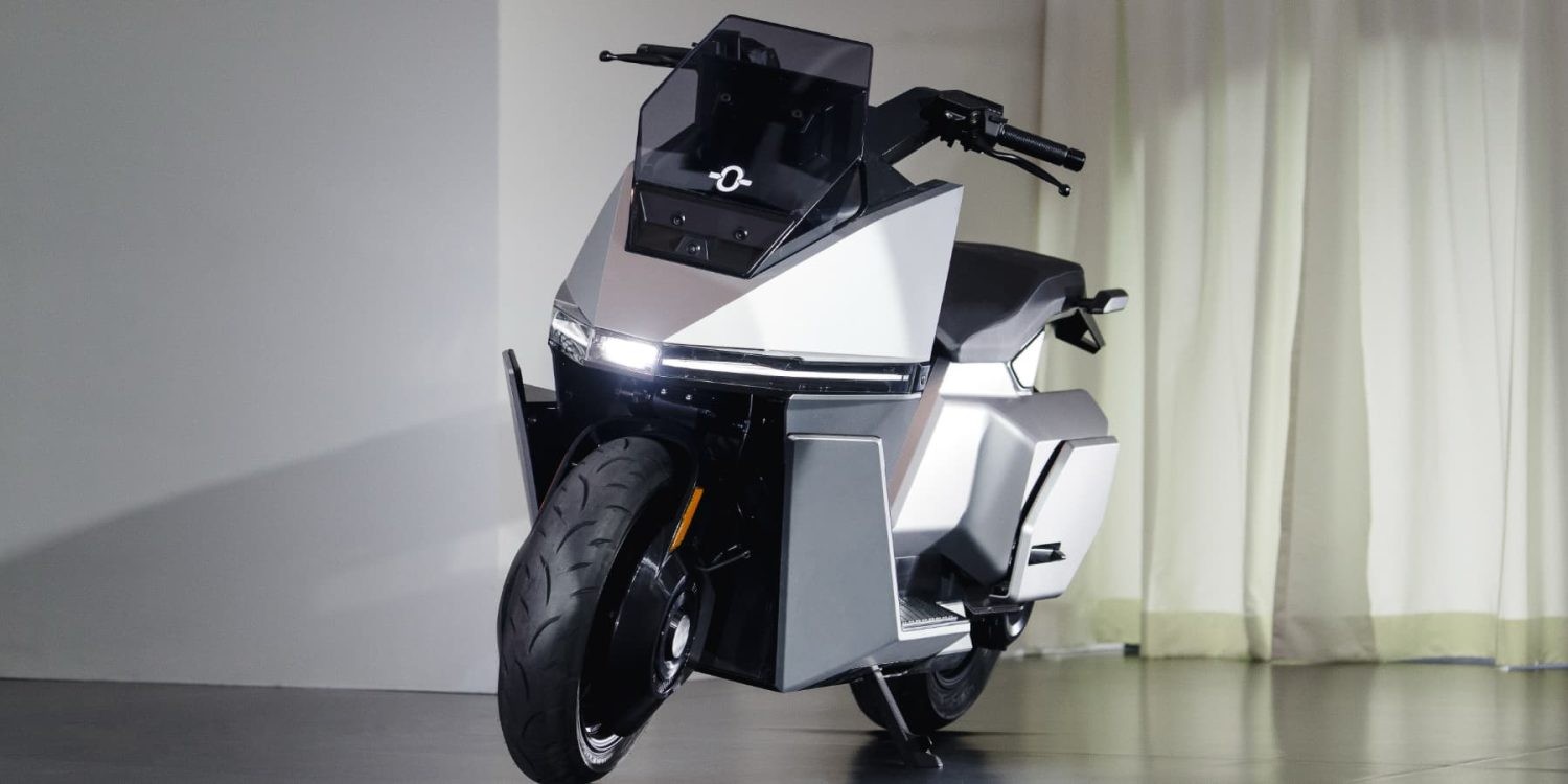Omo X được giới thiệu là mẫu xe máy điện tự cân bằng được sản xuất hàng loạt đầu tiên trên thế giới