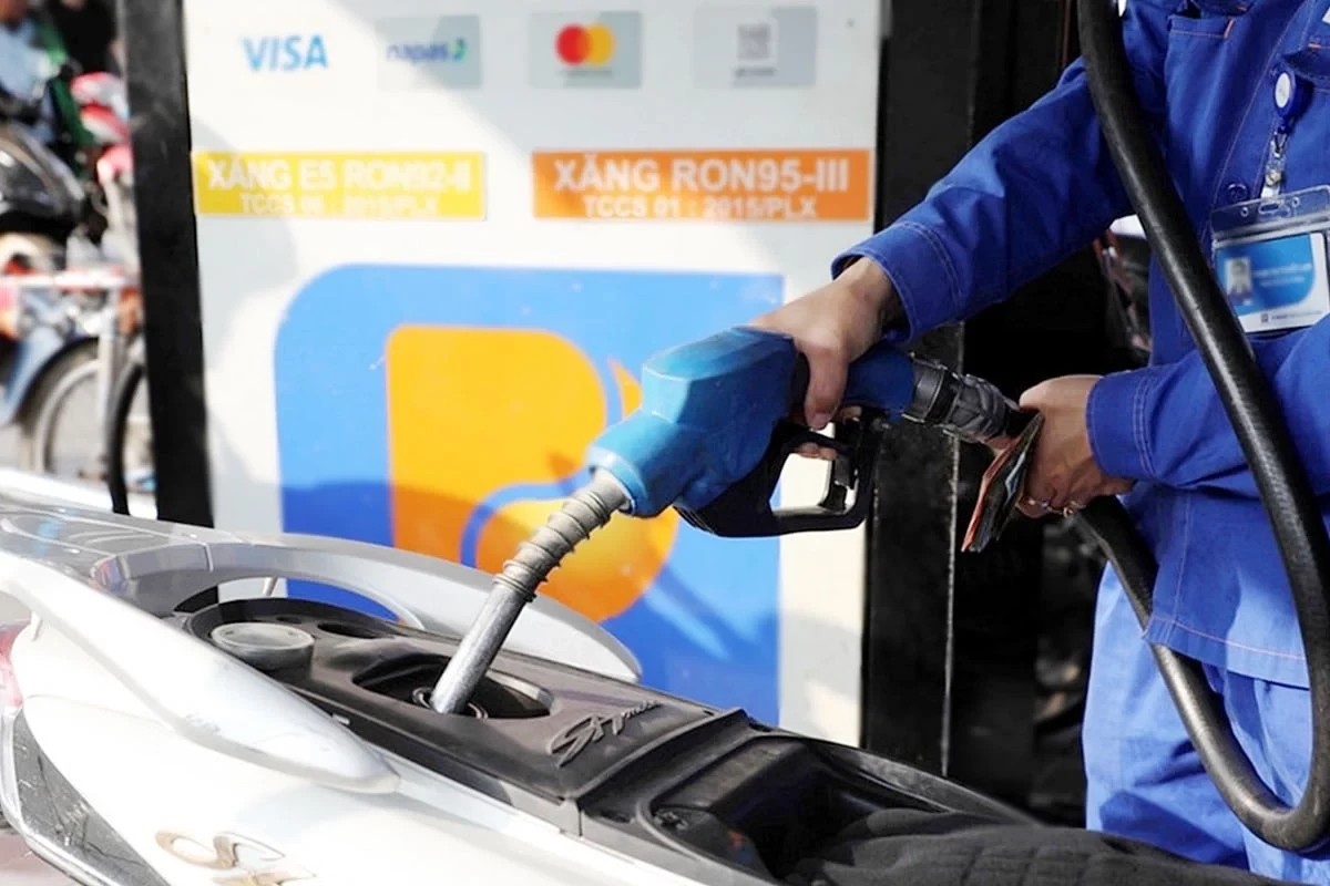 Giá xăng dầu hôm nay 3/5/2026: xăng RON95-III - Dầu diesel đồng loạt tăng nhẹ