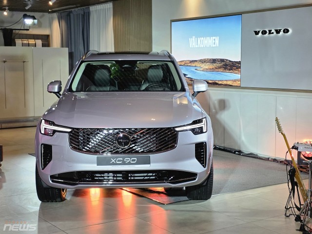 Volvo XC90 2026 ra mắt giá 3,289 tỷ đồng, giảm so với trước và đổi động cơ