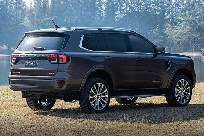 Ford Everest Platinum 2026 máy dầu 2.0L từ 1,4 tỷ đồng, sắp về Việt Nam