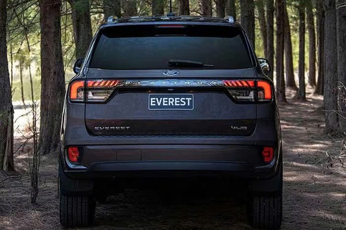 Ford Everest Platinum 2026 máy dầu 2.0L từ 1,4 tỷ đồng, sắp về Việt Nam