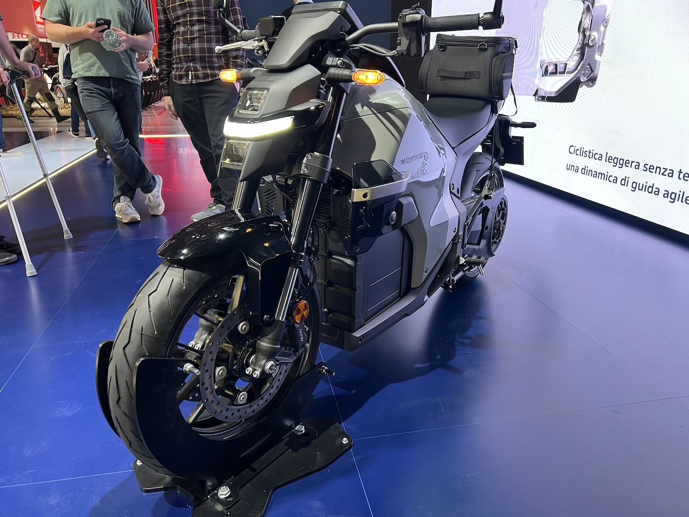 Honda WN7 có mức giá khá cao và mới chỉ bán ở một số thị trường Châu Âu, nhưng nó là dấu hiệu cho thấy xu hướng mở rộng lĩnh vực xe hai bánh chạy điện của các hãng xe lâu đời