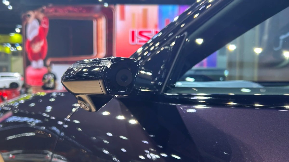 Camera thay gương ngoài của Mazda CX-6e