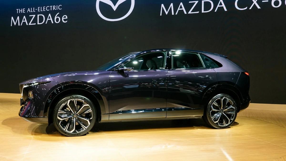Mazda CX-6e cuối cùng đã trình diện ở Đông Nam Á, liệu có sớm về Việt Nam? Phía bên của Mazda CX-6e
