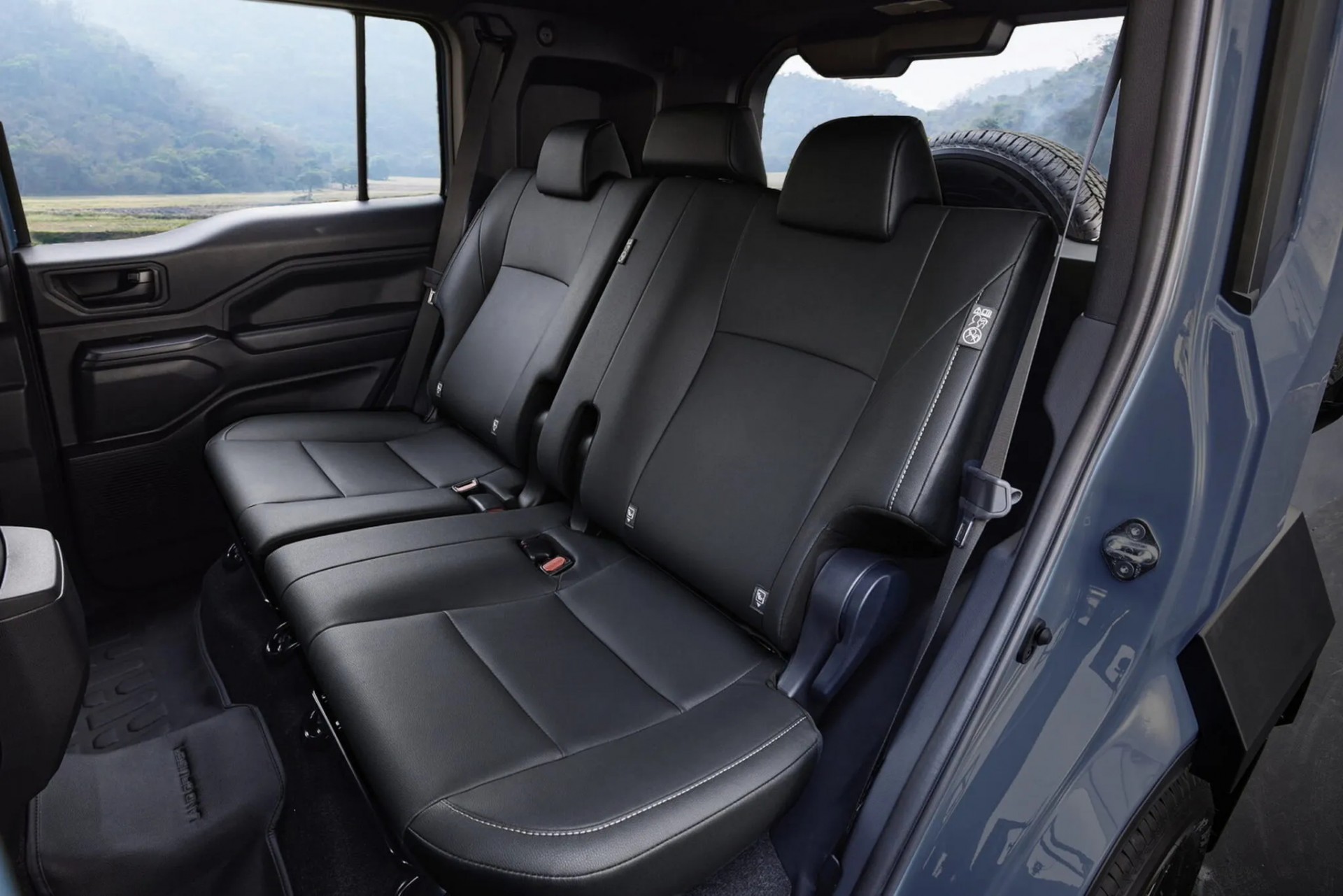 Hàng ghế sau của Toyota Land Cruiser FJ