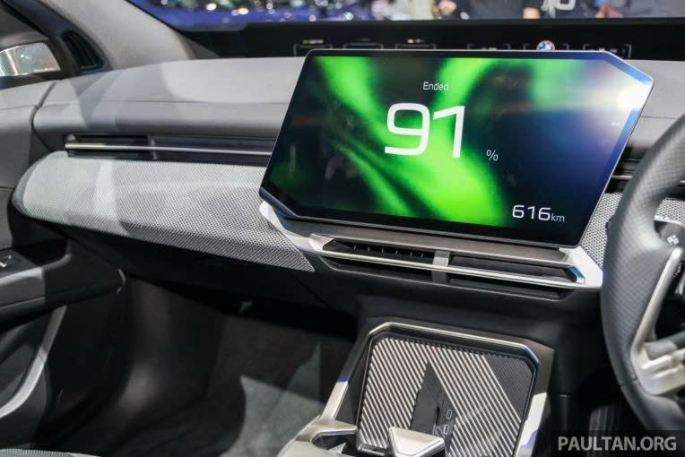 SUV điện BMW iX3 thế hệ mới ra mắt Đông Nam Á: Sạc siêu nhanh, chạy 805 km/sạc