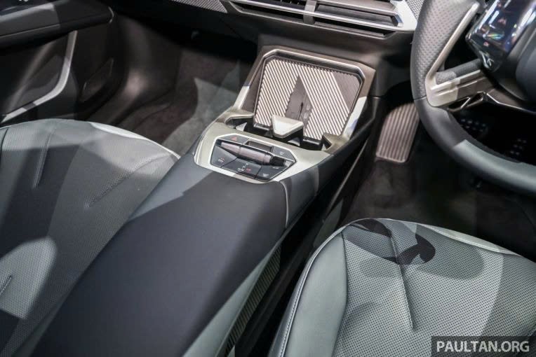 SUV điện BMW iX3 thế hệ mới ra mắt Đông Nam Á: Sạc siêu nhanh, chạy 805 km/sạc