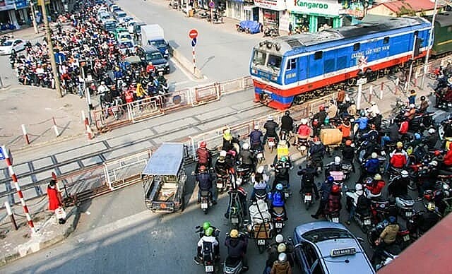 Nghị định 81/2026/NĐ-CP: Mức phạt lỗi vượt đèn đỏ tại đường ngang tăng gấp 4 lần