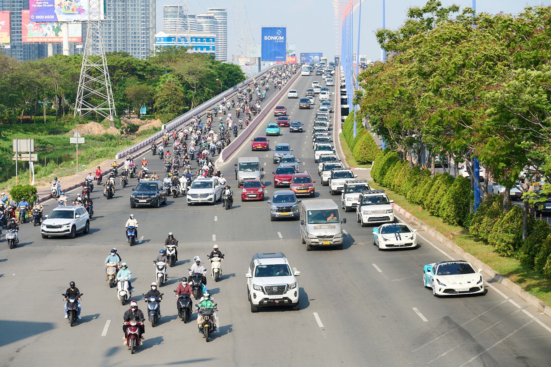 Dàn siêu xe và SUV tiếp tục chinh phục 5.000 km cùng 