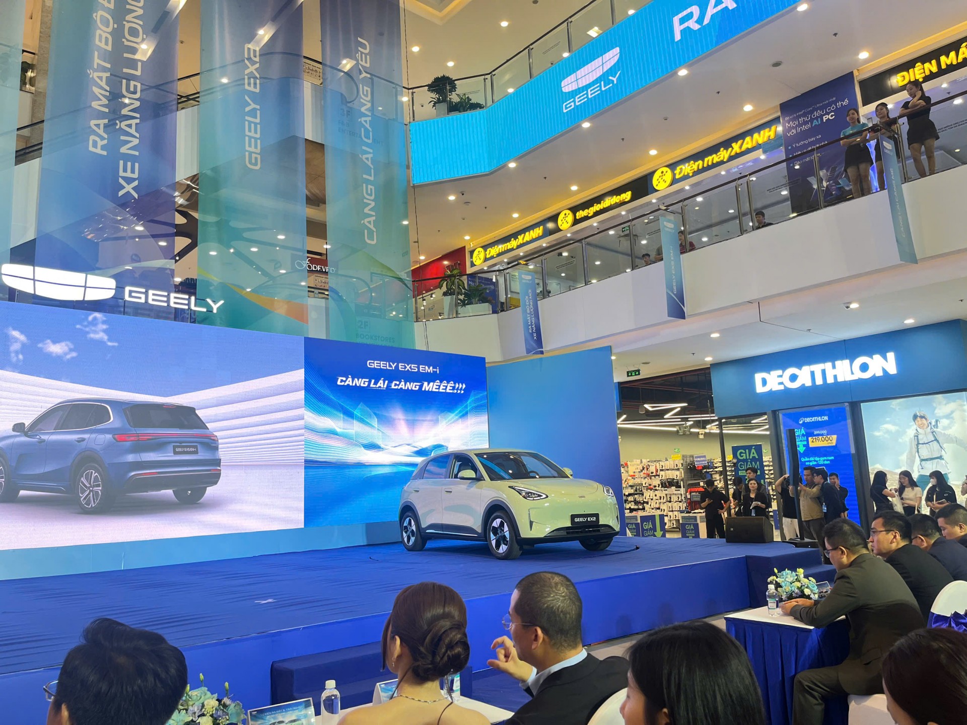 Bộ đôi năng lượng mới Geely EX5-EM-i và Geely EX2 trình làng Bộ đôi năng lượng mới Geely EX5-EM-i và Geely EX2 trình làng