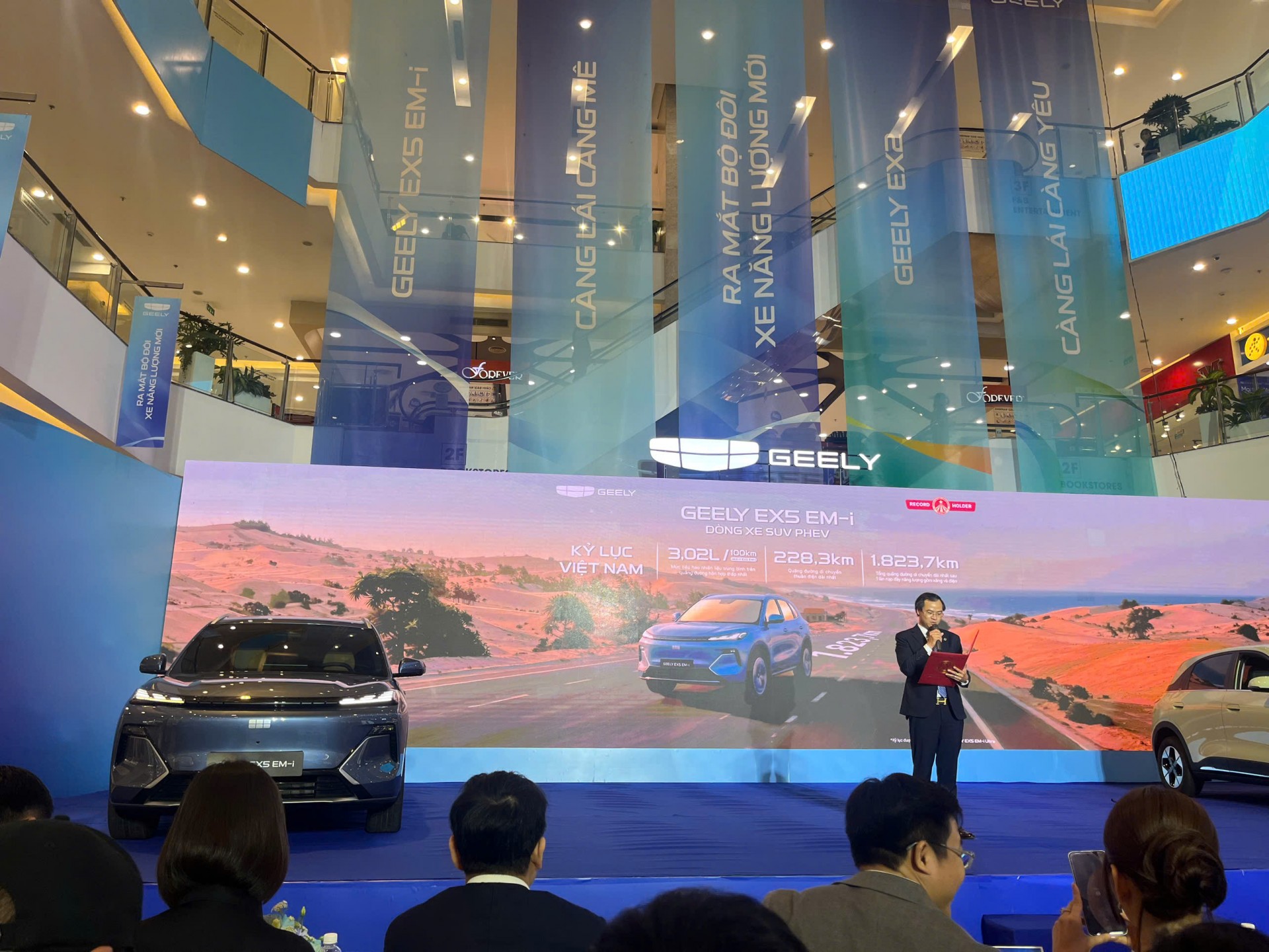 Bộ đôi năng lượng mới Geely EX5-EM-i và Geely EX2 trình làng Bộ đôi năng lượng mới Geely EX5-EM-i và Geely EX2 trình làng