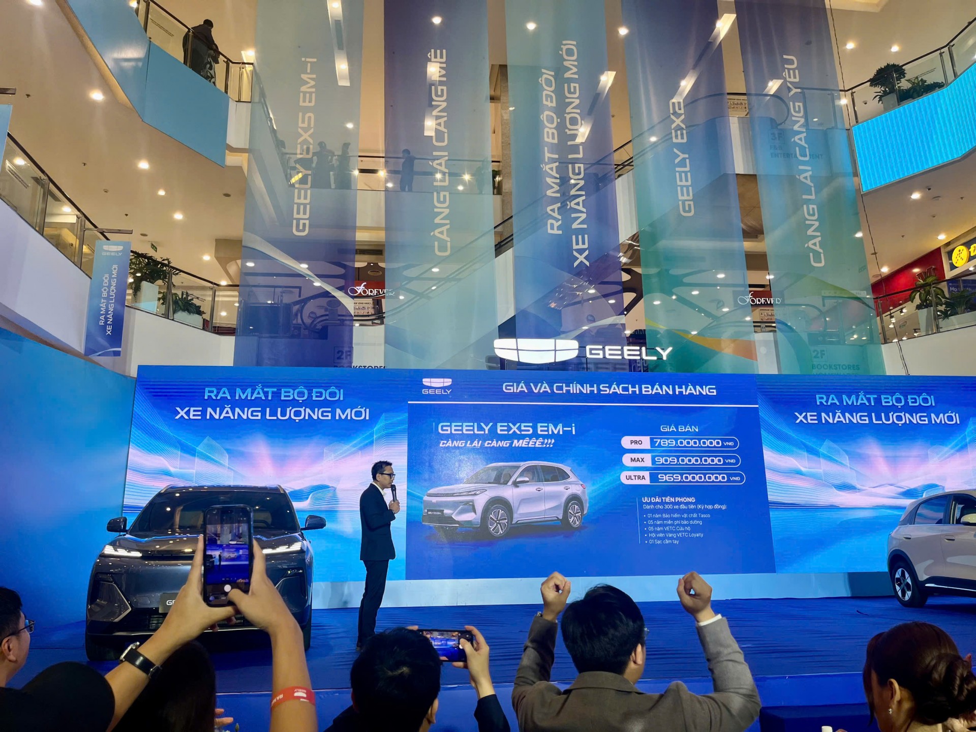 Bộ đôi năng lượng mới Geely EX5-EM-i và Geely EX2 trình làng Bộ đôi năng lượng mới Geely EX5-EM-i và Geely EX2 trình làng