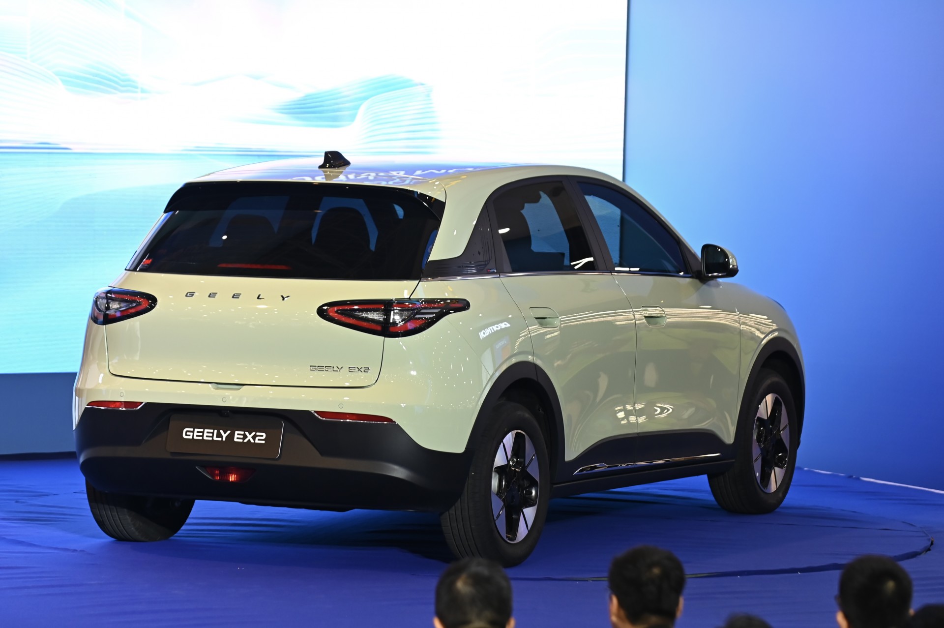 Bộ đôi năng lượng mới Geely EX5 EM-i và Geely EX2 trình làng