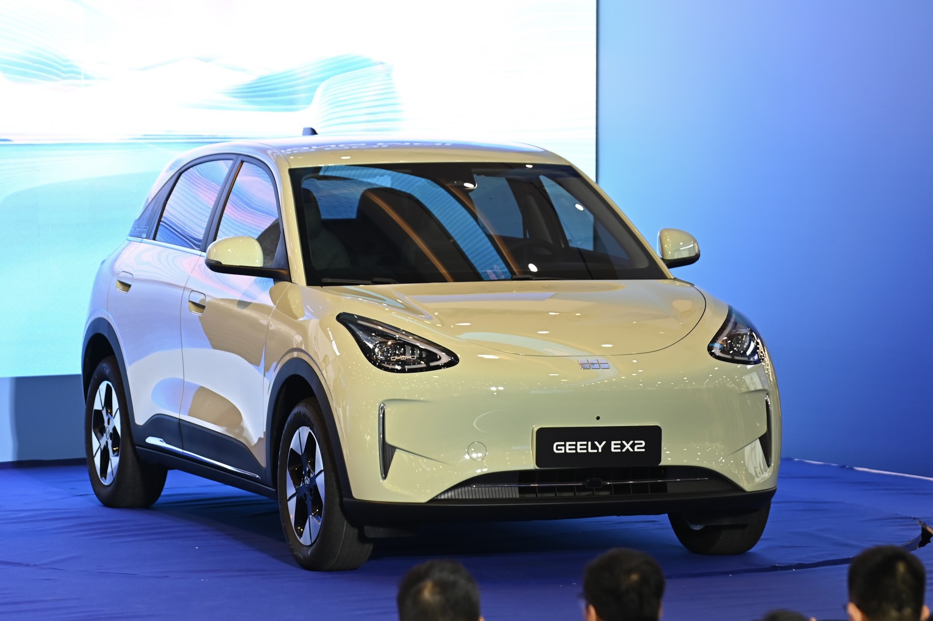 Bộ đôi năng lượng mới Geely EX5-EM-i và Geely EX2 trình làng