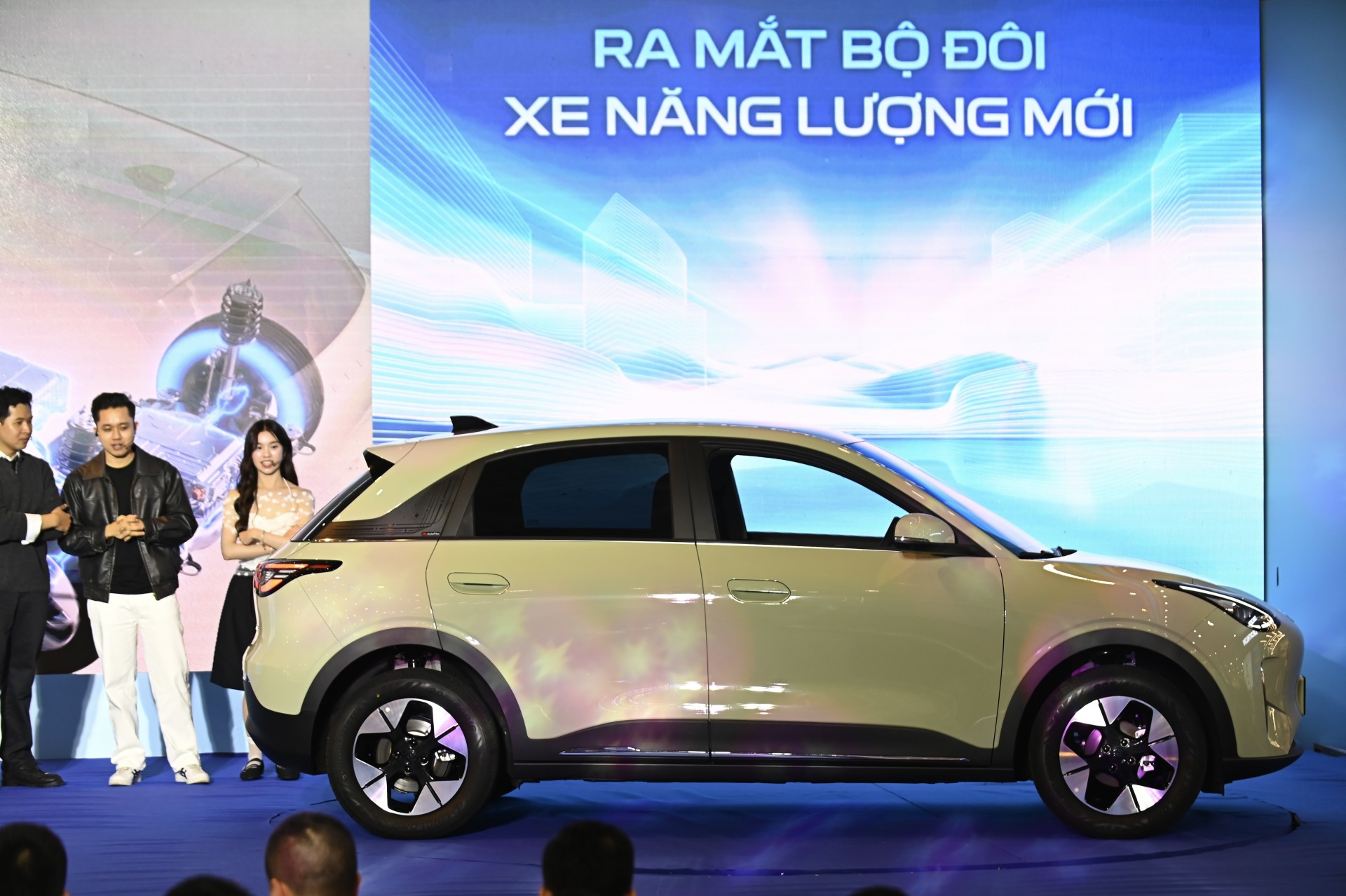 Bộ đôi năng lượng mới Geely EX5 EM-i và Geely EX2 trình làng