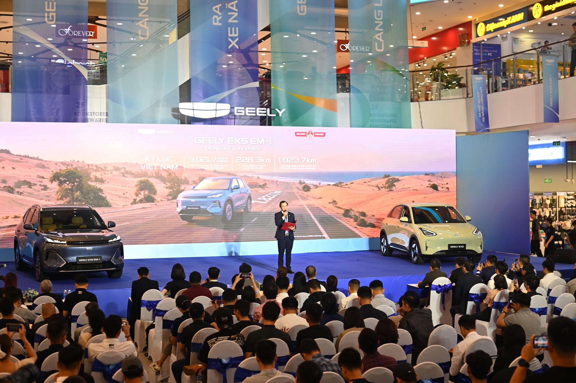 Bộ đôi năng lượng mới Geely EX5-EM-i và Geely EX2 trình làng