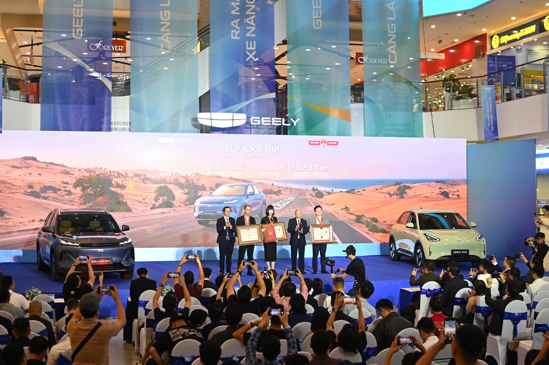 Bộ đôi năng lượng mới Geely EX5-EM-i và Geely EX2 trình làng