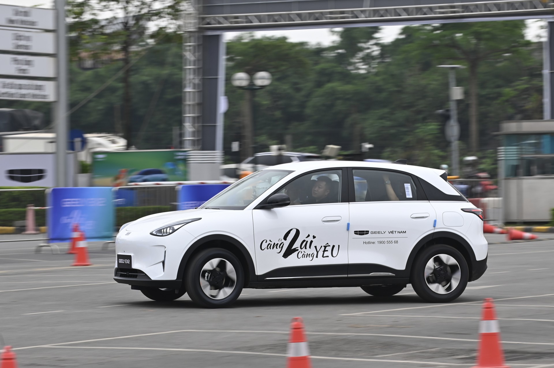 Bộ đôi năng lượng mới Geely EX5 EM-i và Geely EX2 trình làng