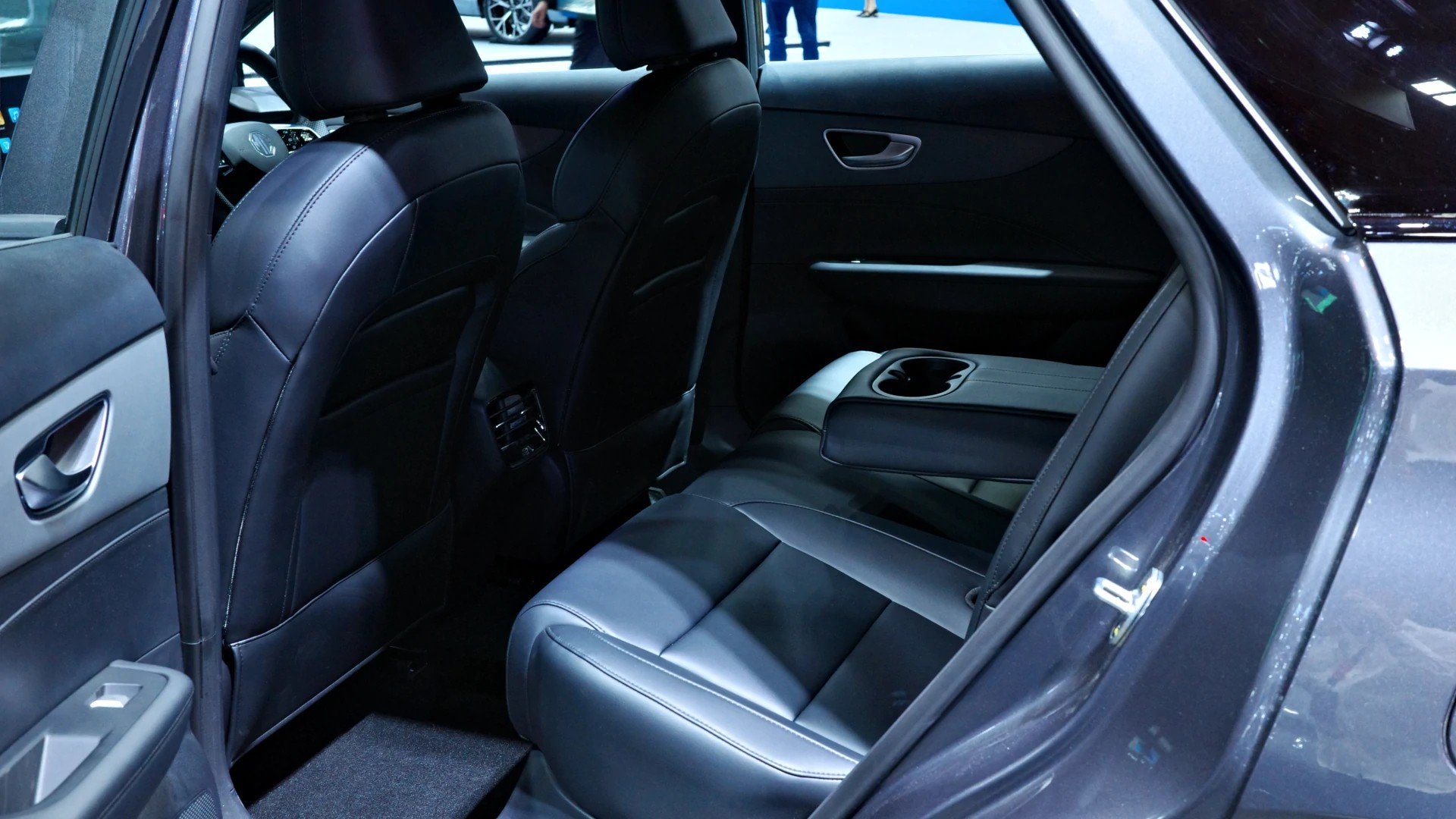 MG4 2026 ra mắt tại Thái Lan, giá rẻ hơn bản cũ đang bán tại Việt Nam Ghế sau của MG4 2026 Thái Lan