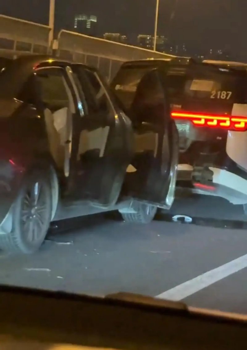 Hàng loạt xe robotaxi Trung Quốc dừng giữa đường cao tốc, gây tình huống nguy hiểm