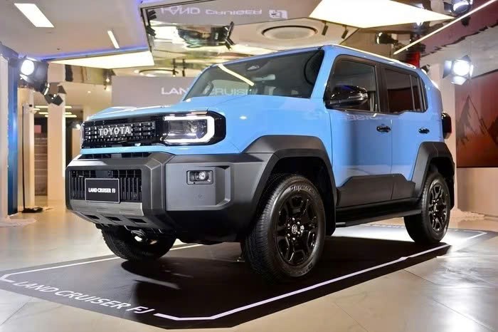 Các đại lý bắt đầu nhận đặt cọc mẫu Toyota Land Cruiser FJ, giá ngang với Fortuner