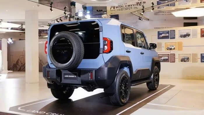 Các đại lý bắt đầu nhận đặt cọc mẫu Toyota Land Cruiser FJ, giá ngang với Fortuner