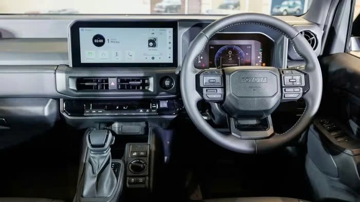 Các đại lý bắt đầu nhận đặt cọc mẫu Toyota Land Cruiser FJ, giá ngang với Fortuner