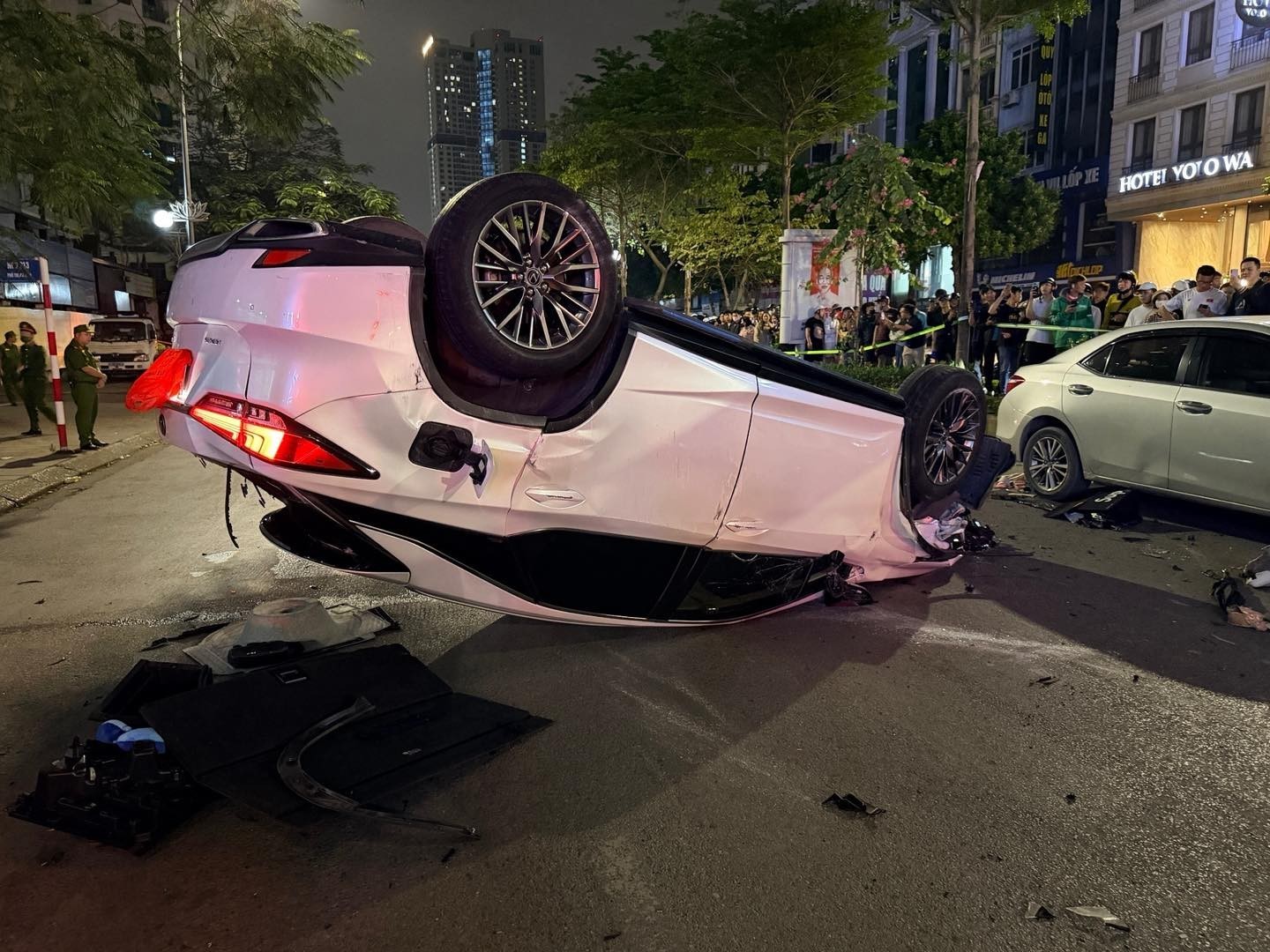 Tài xế Lexus gây tai nạn liên hoàn ở Trung Kính bị khởi tố Tài xế Lexus gây tai nạn liên hoàn ở Trung Kính bị khởi tố