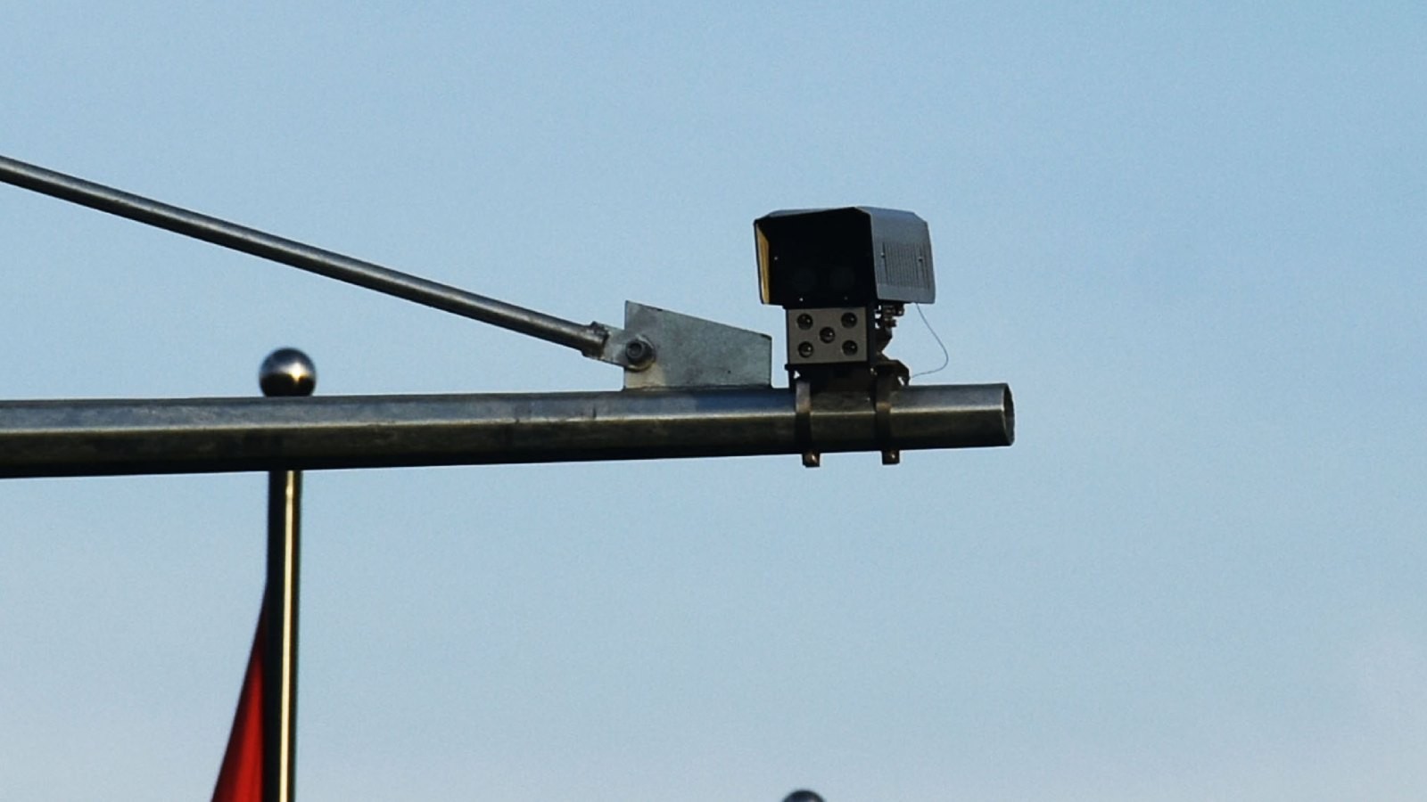 Tại sao camera bắn tốc độ có thể ghi nhận chính xác đến thế? Camera bắn tốc độ có thể ghi nhận thông tin rất nhanh và chính xác nhờ áp dụng hiệu ứng Doppler trong vật lý