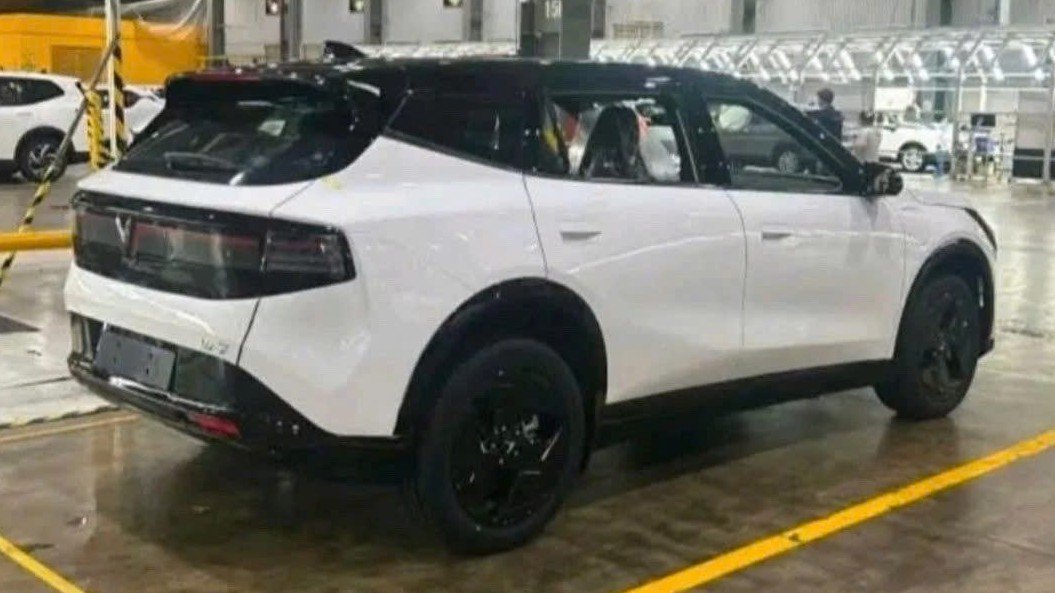 VinFast để lộ thiết kế một mẫu xe mới, có thể là VF 7 nâng cấp