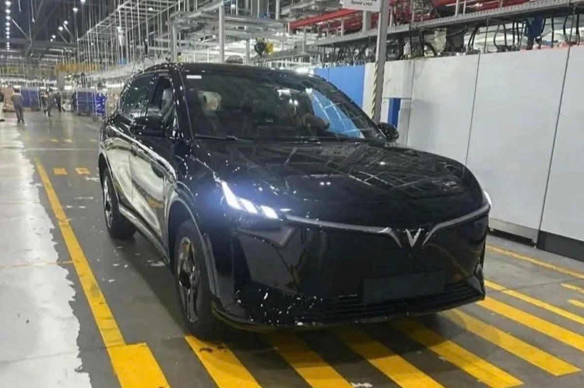 VinFast để lộ thiết kế một mẫu xe mới, có thể là VF 7 nâng cấp