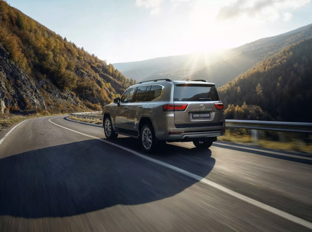 Toyota Land Cruiser LC300 hybrid nhận đặt cọc tại Việt Nam