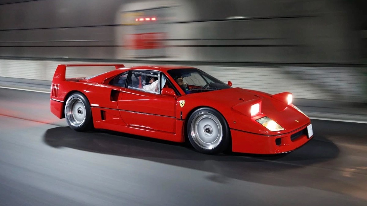 Lewis Hamilton cầm lái siêu xe Ferrari F40, bất ngờ đến tụ điểm văn hóa xe số 1 Nhật Bản
