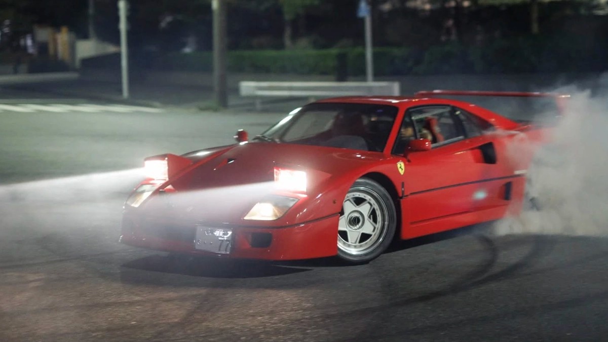 Lewis Hamilton cầm lái siêu xe Ferrari F40, bất ngờ đến tụ điểm văn hóa xe số 1 Nhật Bản