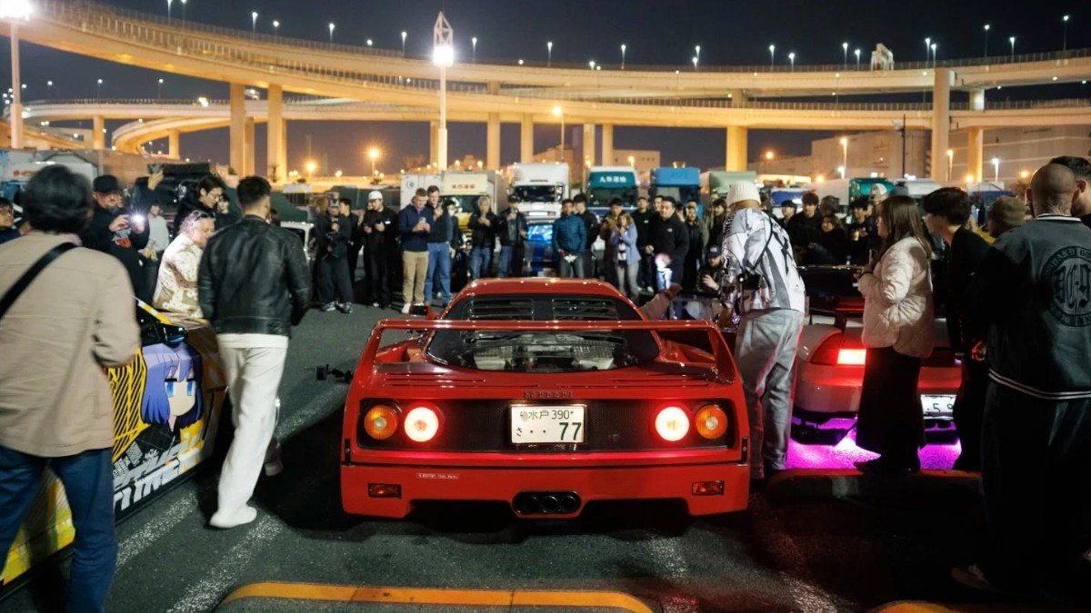 Lewis Hamilton cầm lái siêu xe Ferrari F40, bất ngờ đến tụ điểm văn hóa xe số 1 Nhật Bản