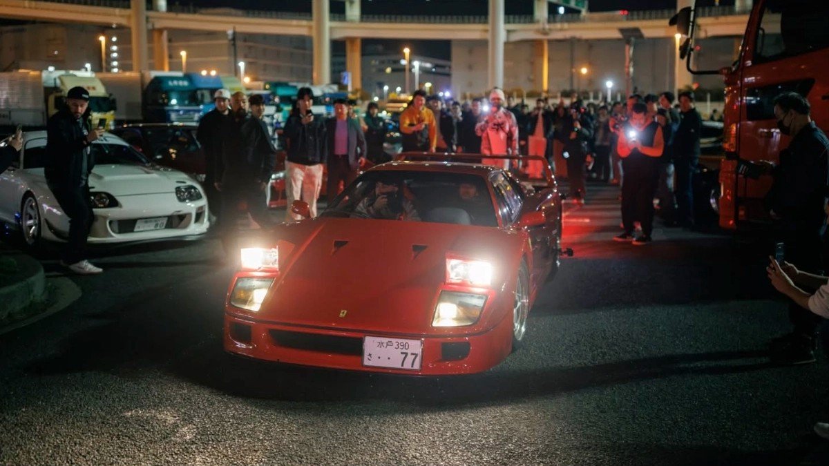 Lewis Hamilton tự tay cầm lái một chiếc Ferrari F40 kinh điển, bất ngờ xuất hiện tại Daikoku PA