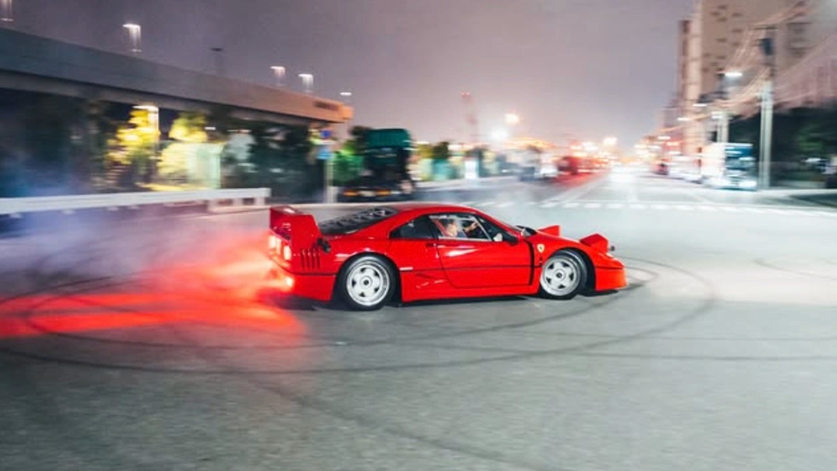 Lewis Hamilton cầm lái siêu xe Ferrari F40, bất ngờ đến tụ điểm văn hóa xe số 1 Nhật Bản