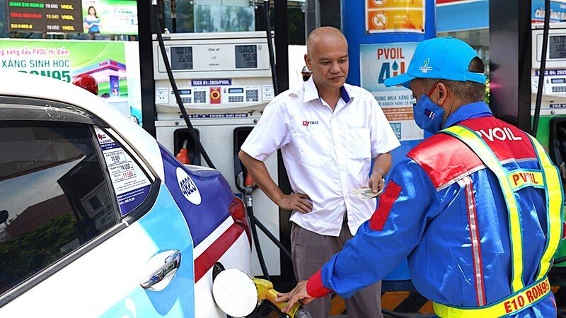 Giá xăng dầu trong nước tiếp tục giảm mạnh, dầu Diesel giảm gần 10.000 đồng/lít