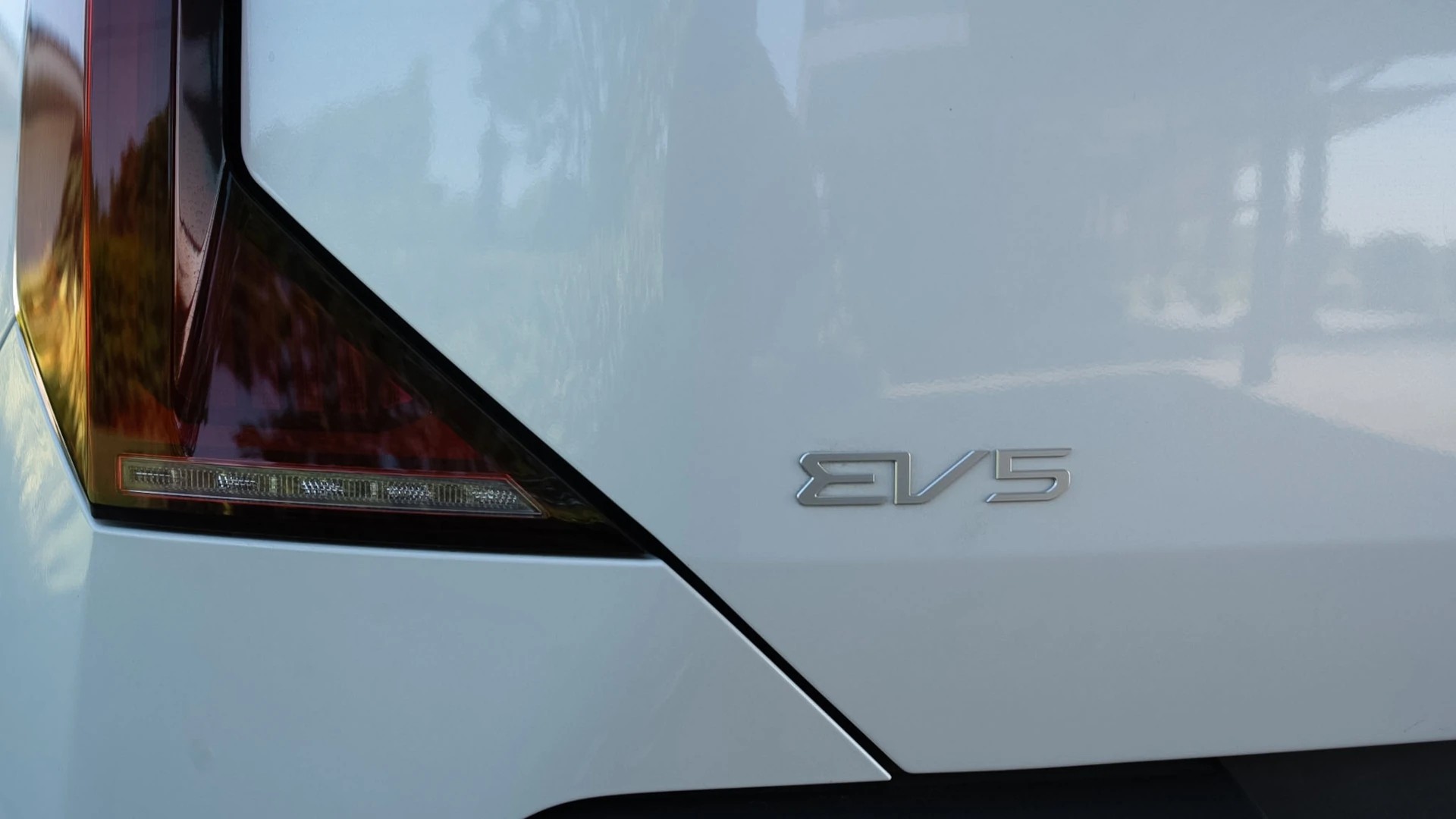 Chi tiết phần đuôi của Kia EV5 2026