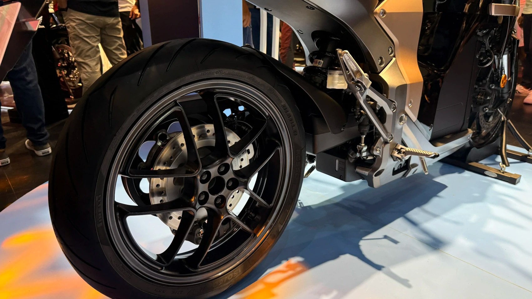 Bánh xe sau của Honda WN7