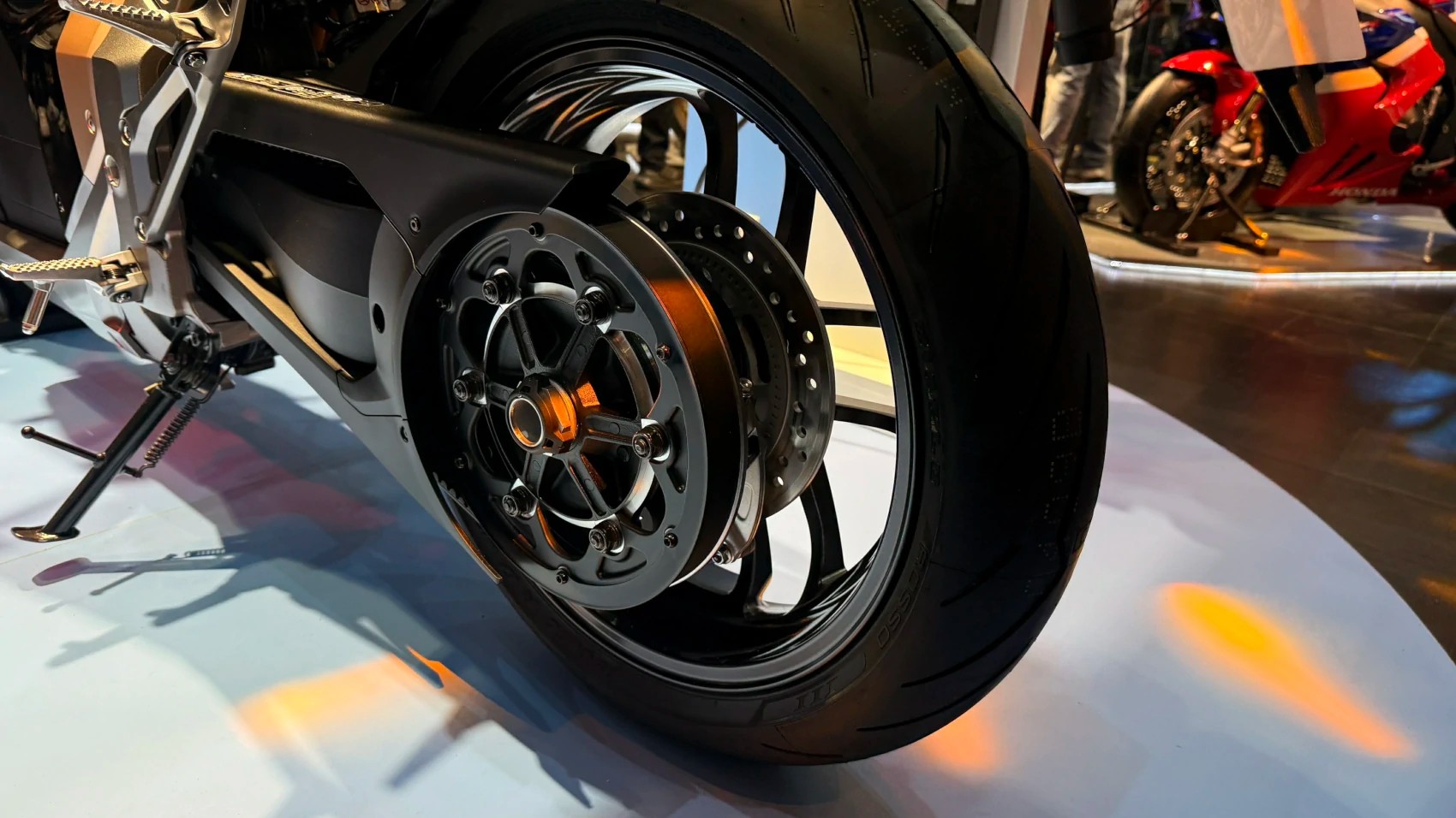 Bánh xe sau của Honda WN7