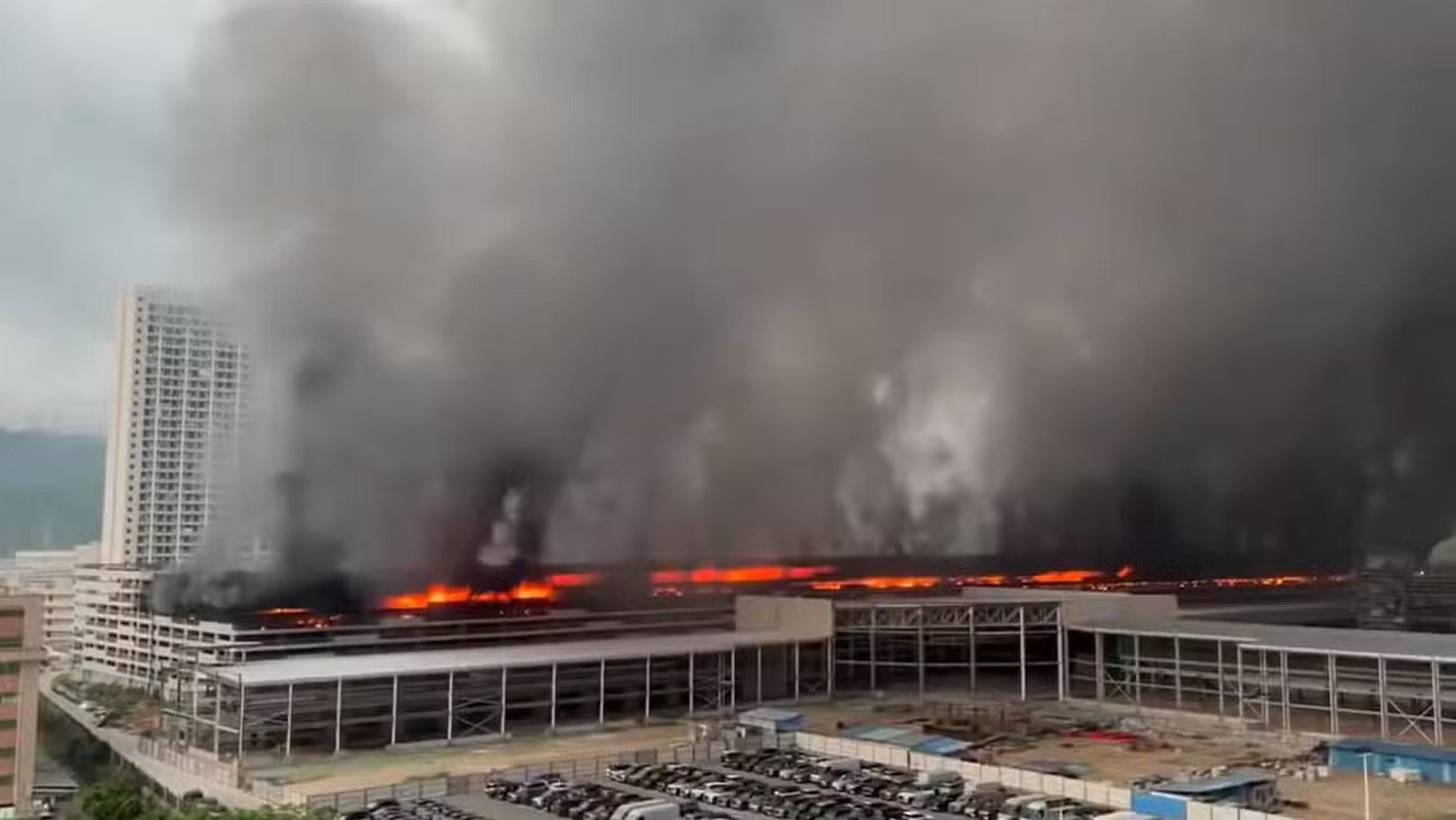 Bãi đỗ xe trong nhà máy BYD bị cháy lớn sáng ngày 14/4, không ghi nhận thương vong