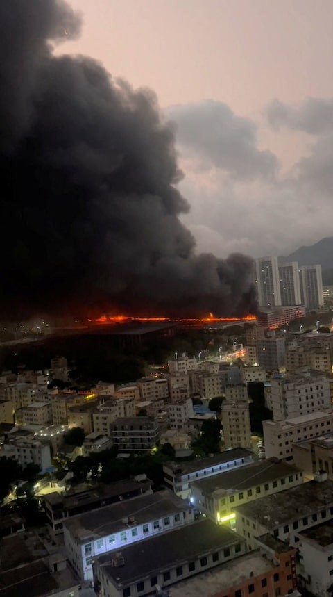 Vụ cháy lớn tạo đám khói cao vút trời và có thể quan sát từ đằng xa