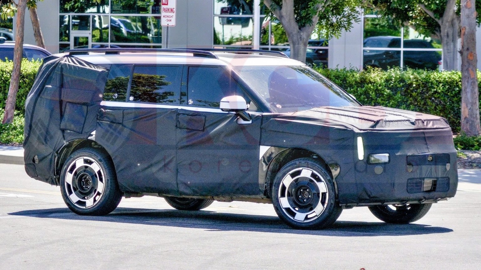 Hyundai Santa Fe EREV tiếp tục lộ ảnh chạy thử, hé lộ thiết kế mới