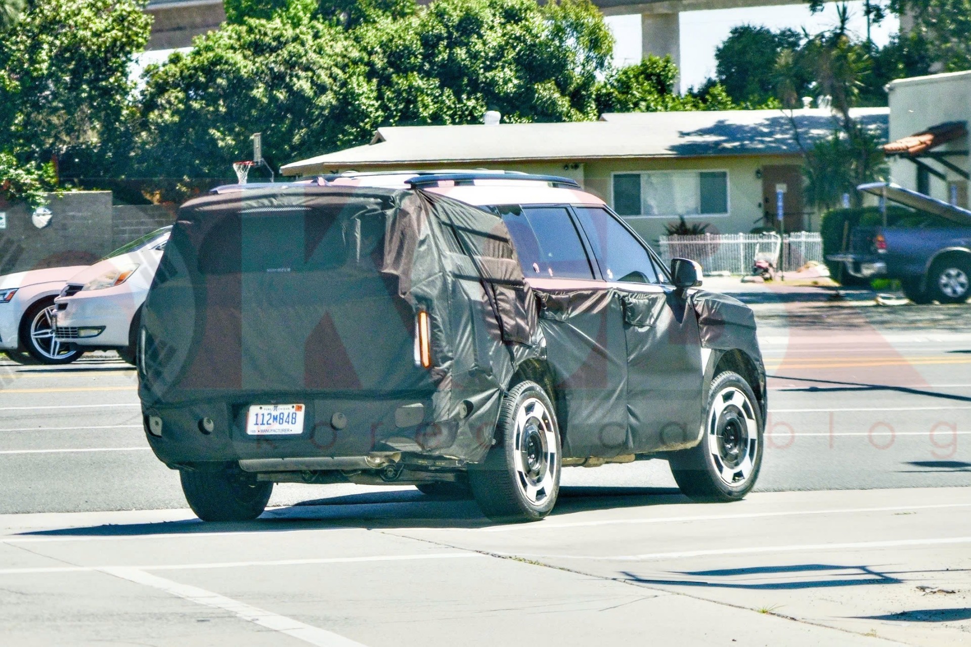 Hyundai Santa Fe EREV tiếp tục lộ ảnh chạy thử, hé lộ thiết kế mới